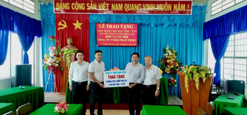 Ông Phan Triệu Bình - Giám đốc công ty TNHH Phan Triệu trao tặng 11 bộ máy tính để bàn đồng bộ Dell Optiplex 3000 MT và 06 Tivi Samsung 4K UHD 55 Inch cho ban giám hiệu trường THCS Lương Hòa Lạc