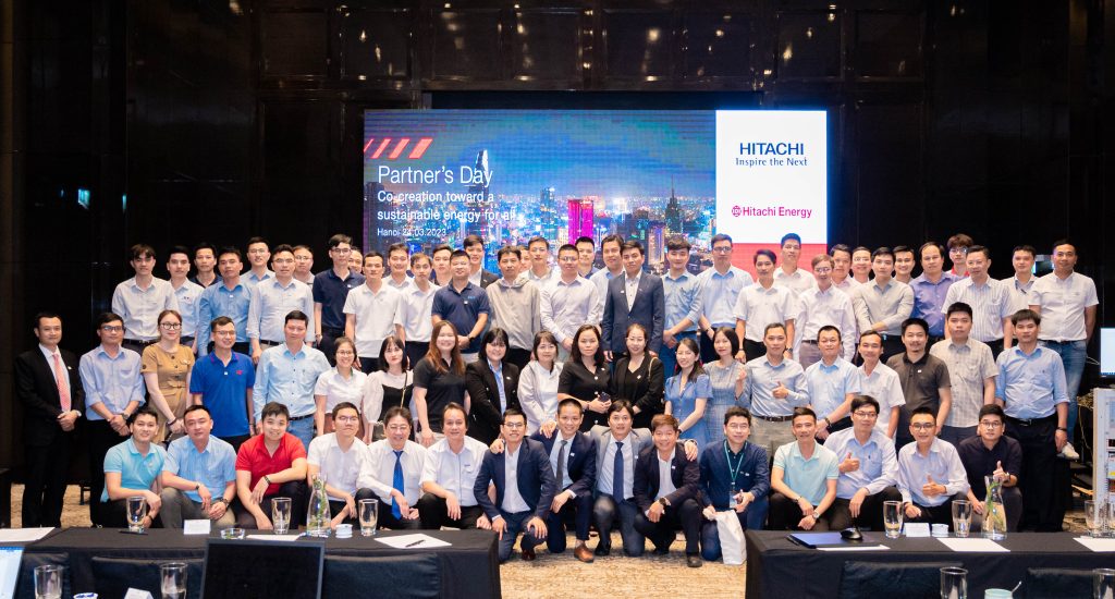 Hitachi Energy và các công ty đối tác khách hàng chụp ảnh lưu niệm