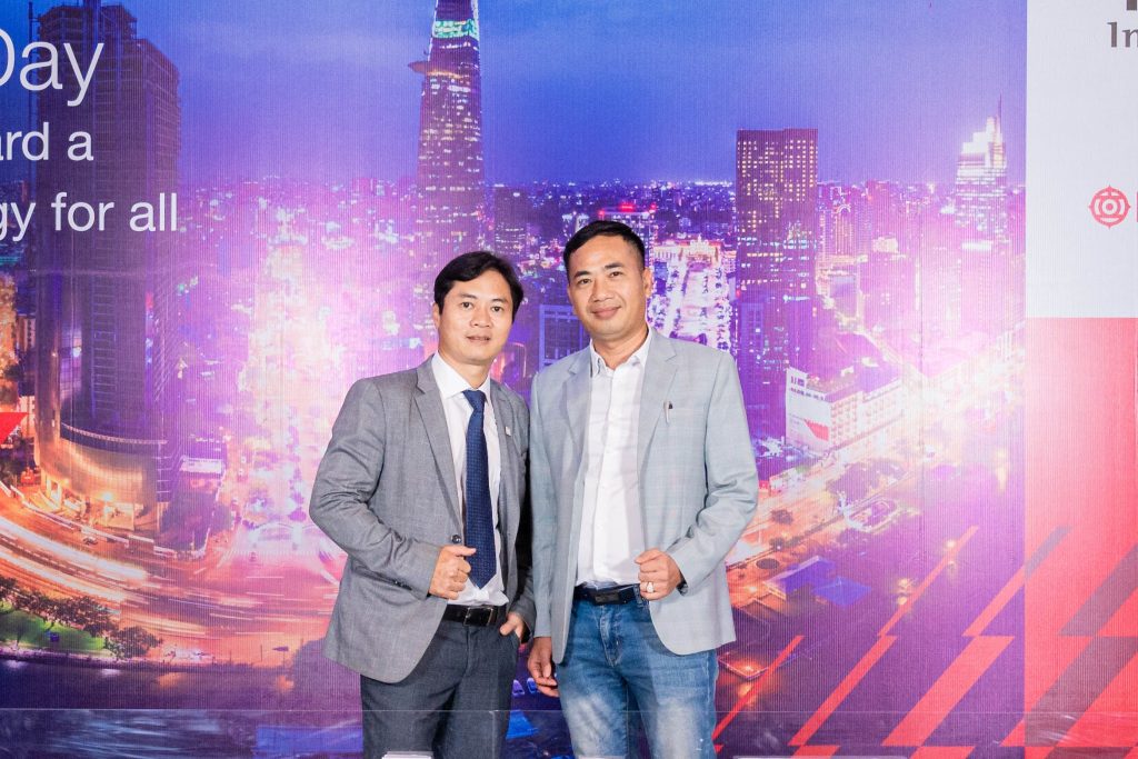 Giám đốc Phan Triệu Bình chụp ảnh cùng đại diện hãng Hitachi Energy